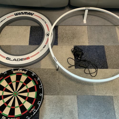 Winmau blade dartboard with - 6,